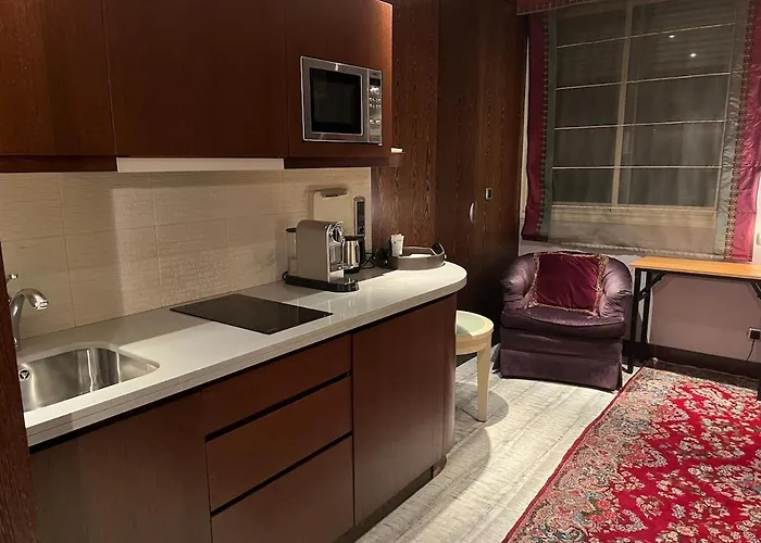 Dans Le Quartier Luxe * Neuilly-sur-Seine